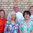 Gruppenfoto mit vier lachenden Frauen und einem Mann