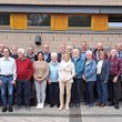 Gruppenbild mit einer größeren Anzahl von älteren Frauen und Männern.