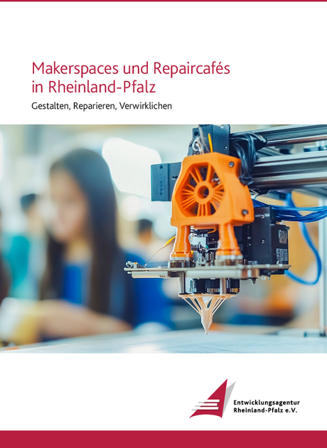 Broschüre mit einem Bild, auf dem in Nahaufnahme ein 3-D-Drucker im Hintergrund unscharf ein Mädchen abgebildet sind.