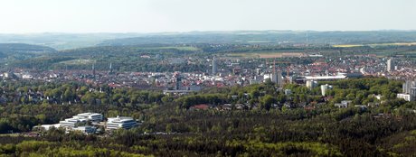 Luftbild über die Stadt Kaiserslautern mit Pfälzer Wald und Umgebung im Sommer