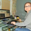 Frau sitzt am PC mit Tastatur und Maus