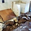 Küche mit zerstörten Möbeln und Boden nach dem ersten Räumungsarbeiten