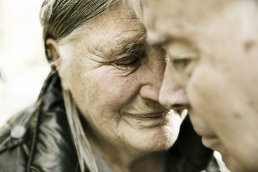 Portrait eines traunernden älteren Paares