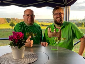 Björn Flick (l.) und Christian Döring (r.) mit dem SWR Ehrenamtspreis 2020