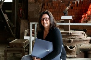 Annette Barth mit Laptop in der Hand im Museum Glockengießerei