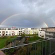 Bild mit Blick auf Mehrfamilienhäuder, die rund um eine grüne Innenfläche stehen