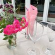 Bunter Sommerblumenstrauß, pinke Serviette im Glas und 2 leere Stilgläser
