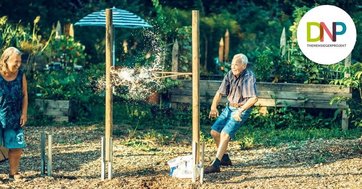 Älterer Mann und Frau lachend im Grünen.