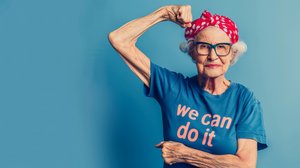 Bild mit alter Frau, die die Faust geballt in die Höhe streckt trägt T-Shirt mit dem Aufdruck: We can do it.