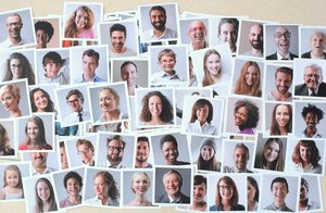 Collage von lachenden Gesichtern aller Generationen an Pinnwand