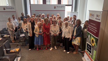 Gruppenfoto von oben mit ca 50 Frauen und Männern unterschiedlichen Alters.
