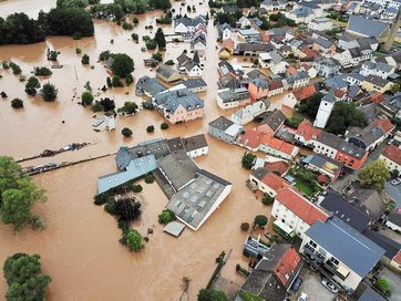Luftbild von der überfluteten Gemeinde Irrel