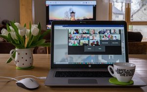 Laptobbildschirm mit Teilnehmern einer Zoom-Konferenz