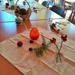 Frühherbliche Tischdekoration mit Äpfeln, Hagebutten und gerollten Menükarten mit Blumenbucket
