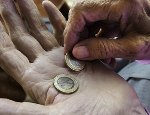 Hände einer alten Person, Abzählen von zwei Euromünzen