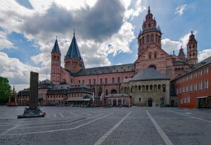 Mainzer Dom mit Vorplatz vor Wolkenhimmel