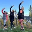 Bild mit drei Frauen die Gymnastikübungen in einem Weinberg machen