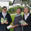 Drei Frauen mit Büchern in der Hand