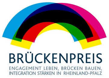 Logo Brückenpreis, stilisierter Brückenbogen in Regenbogenfarben