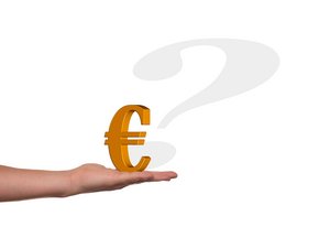 Hand hält Eurosymbol und Fragezeichen