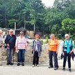 Gruppenfoto: Nadja Hoffmann mit sieben Ausflüglern im Tierpark