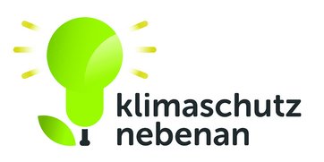 Logo: grüne Glühbirne mit Blatt stilisiert als Blume mit Schriftzug Klimaschutz nebenan