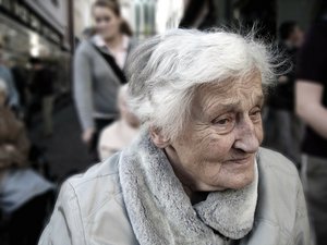 Portrait älterer Frau in Gruppe auf der Straße
