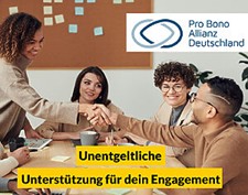 Foto mit Menschen rund um einen Tisch sitzend, eine Frau reicht einem Mann über den Tisch die Hand